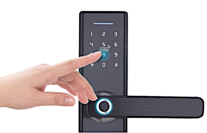 Elektronisches TTLOCK-Türschloss wird über einen Zugangscode am Tastenfeld geöffnet.