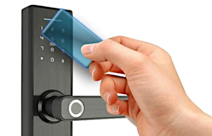 Elektronisches Türschloss wird mit einer kontaktlosen IC-Karte geöffnet.