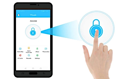 Elektronisches Türschloss wird über die TTLOCK-App auf einem Smartphone entsperrt.