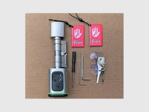 TTLOCK MYSTIC FP mit zwei Karten, zwei mechanischen Schlüsseln und Montagewerkzeug.
