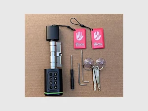 TTLOCK MYSTIC LITE mit Karten, Schlüsseln und Montagewerkzeug.