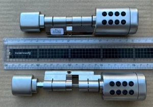 Abbildung des smarten Türzylinders TTLOCK MYSTIC PRO mit Schiebemechanismus für verschiedene Türstärken.
