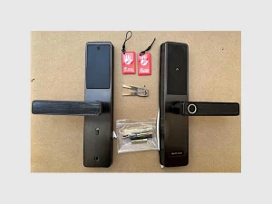 TTLOCK BOSS X mit Außen- und Inneneinheit, RFID-Anhängern, Schlüsseln und Montagematerial.