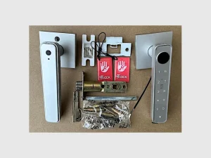 Lieferumfang des weißen TTLOCK-GRIFFS mit Außen- und Innengriff, Schlossmechanismus, Vierkantstift, zwei roten RFID-Tags, Schließblech und Montagematerial.
