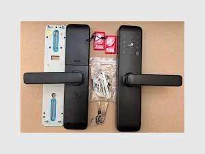 Lieferumfang des TTLOCK RIO mit schwarzer Innen- und Außeneinheit, Montageplatte, zwei roten TTLock-Zugangsanhängern, zwei mechanischen Schlüsseln und Befestigungsmaterial.