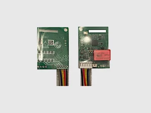 TTLOCK BLE-Relay Platine in Vorder- und Rückansicht.